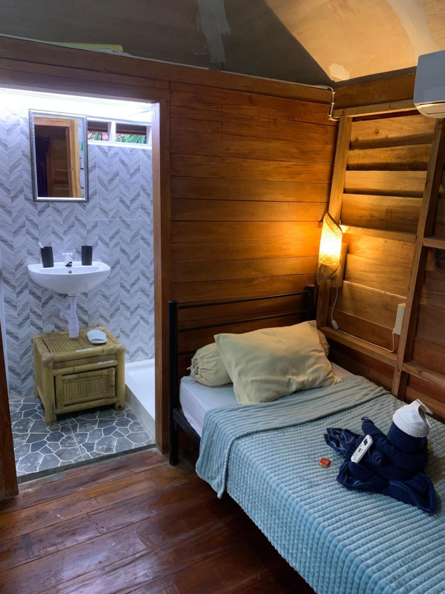 Gili Davidoff Upstairs Budget And Deluxe กีลีตราวางัน ภายนอก รูปภาพ